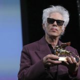 Le réalisateur américain Jim Jarmusch a reçu le Lion d'or samedi soir. KEYSTONE/AP/Alessandra Tarantino